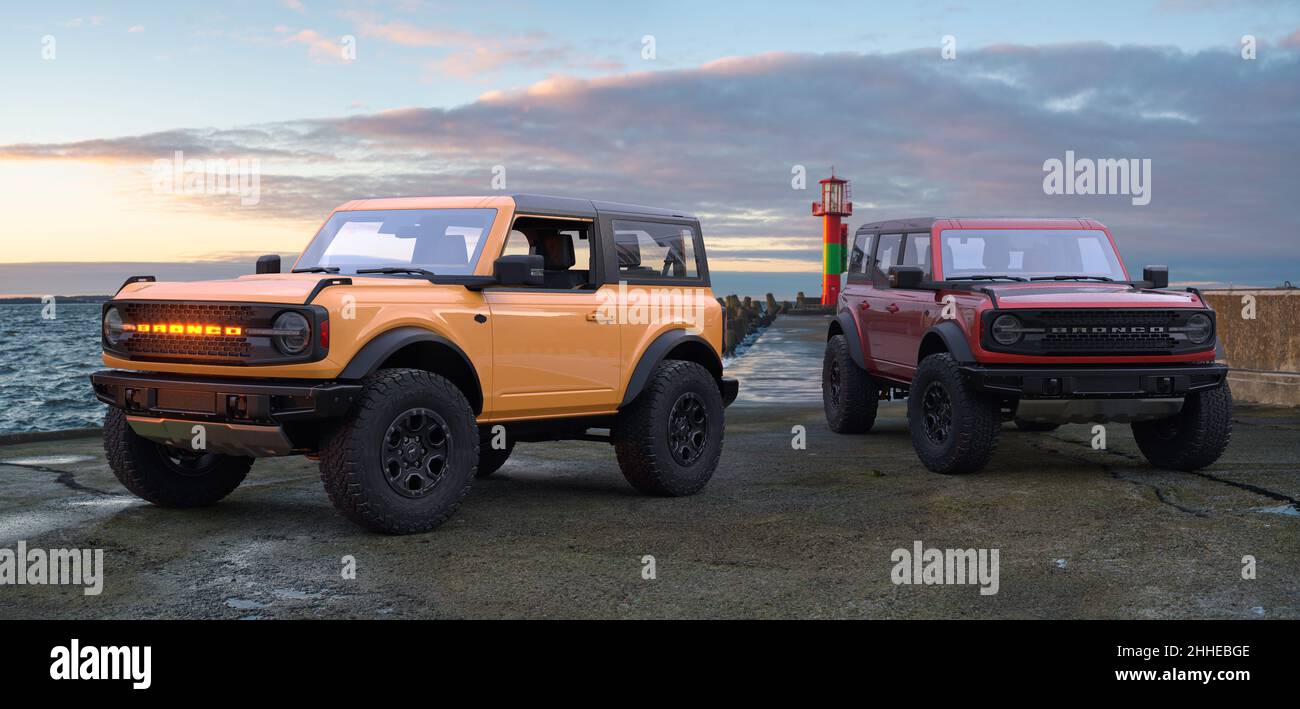 Ford Bronco in 4-türigen und 2-türigen Versionen in einer Seestücke Stockfoto