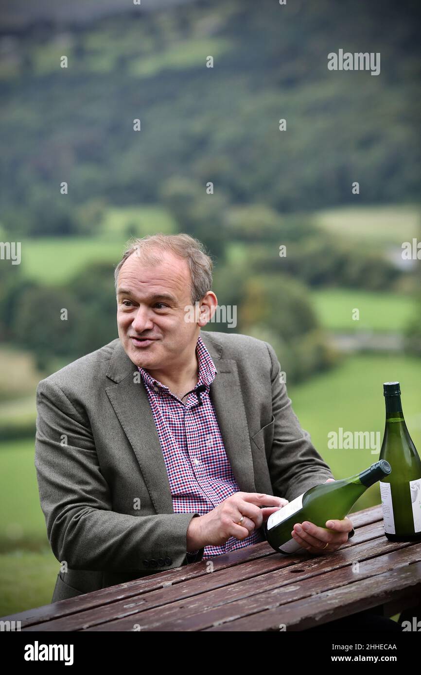 Ed Davey, Vorsitzender der Liberaldemokraten, besucht am 11th. September eine Apfelsaftfirma, Welsh Farmhouse, Apple Juice in Crickhowell, Powys South Wales Stockfoto