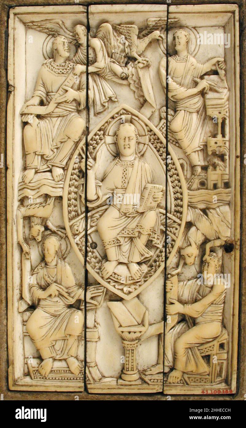 Tafel mit Christus in Majestät und den vier Evangelisten 11th. Jahrhundert Ottonian die Evangelisten schreiben hier ihre Evangelien mit Hilfe ihrer charakteristischen Symbole. Ein Ochse öffnet buchstäblich die Augen von Luke, um göttliche Inspiration zu erhalten, während Mark’s Löwe mit dem Autor zu sprechen scheint. Diese Tafel, die wahrscheinlich auf dem Cover eines ottonischen Evangeliumsbuches angebracht wurde, ziert jetzt das Cover eines Evangeliumsvorlesers aus dem späten fünfzehnten Jahrhundert. Tafel mit Christus in Majestät und den vier Evangelisten 467742 Stockfoto