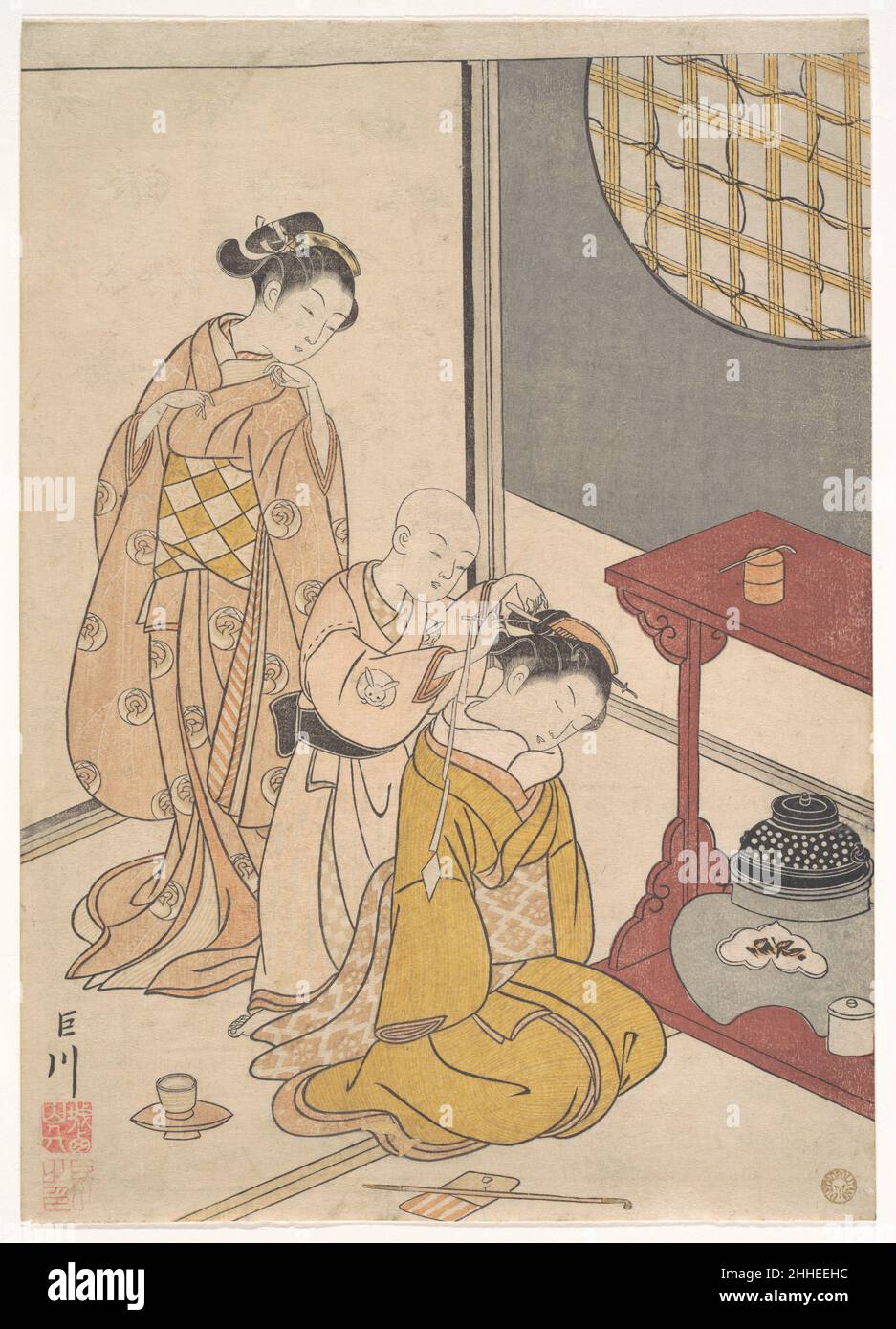 Night Rain am Double-Shelf Stand, aus der Serie Eight Parlor Views (Zashiki hakkei) ca. 1766 Suzuki Harunobu Japanese Diese betörende Szene eines Mädchens, das vom Klang eines sanft kochenden Teekessels eingehüllt wird und auf einem tragbaren Herd des im Sommer verwendeten Typs steht, ist eine von Harunobus Eight Parlour Views (Zashiki hakkei). Es spielt spielerisch auf „Night Rain“ an, eine der acht Ansichten des Xiao- und Xiang-Strozes in China, ein ehrwürdiges Thema in der chinesischen und japanischen Malerei. Hier wird die Sommerstimmung, die dieser Landschaft innewohnt, in das Innere eines Vergnügungshauses von Edo (Tokio) übertragen. Stockfoto