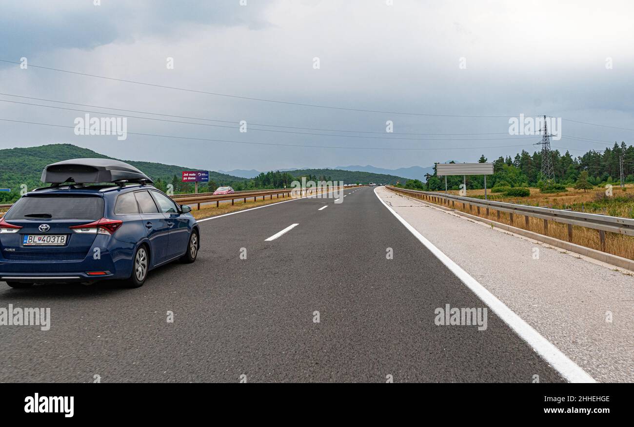 Ein Toyota Auris mit Dachgepäckträger und andere Autos fahren auf der Autobahn in Plitvice, Kroatien. Stockfoto