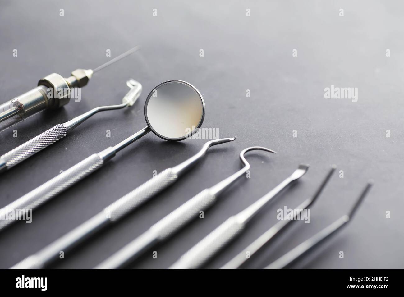 Ausrüstung für die Zahnarztpraxis. Orthopädische Instrumente. Zahntechniker  mit Arbeitswerkzeugen. Zahnarztwerkzeuge aus Metall Stockfotografie - Alamy