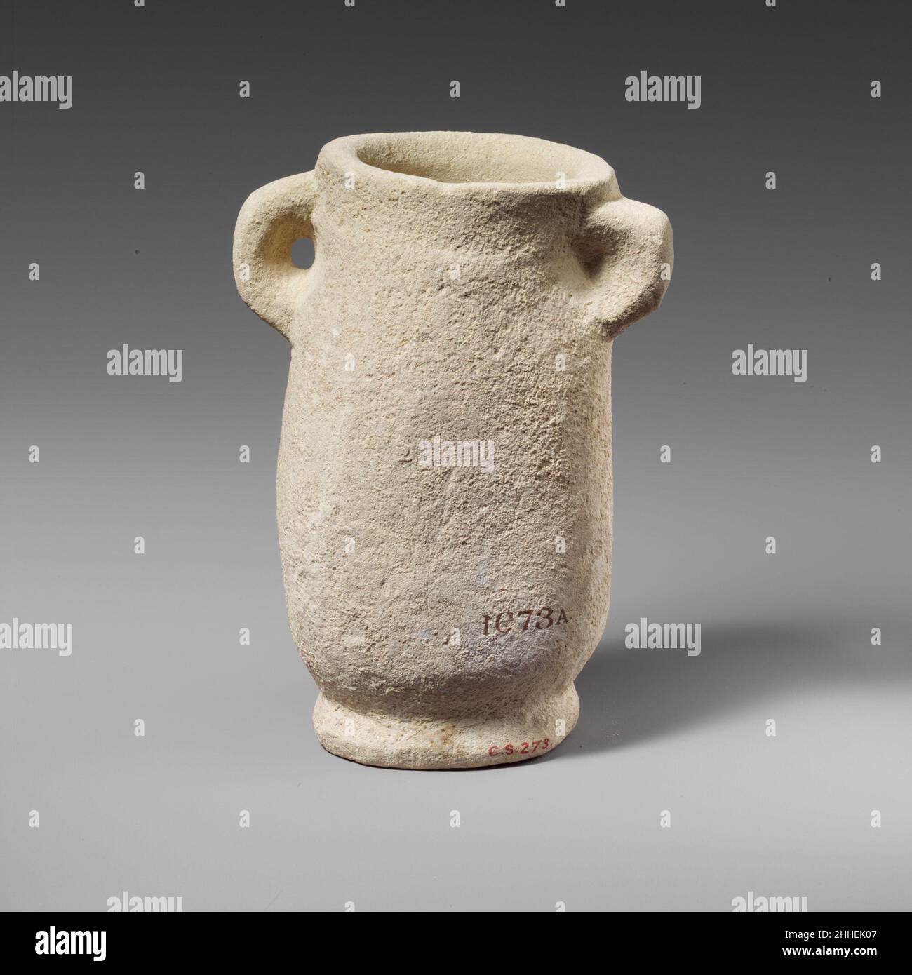 Kleine Kreideamphora (Glas) 6th–3rd Jahrhundert v. Chr.? Zypriotischer mit breitem Mund und zwei Schlupfgriffen. Kleine Kreideamphora (Glas) 244041 Stockfoto Kleine Kreideamphora (Glas) 6th–3rd Jahrhundert v. Chr.? Zypriotischer mit breitem Mund und zwei Schlupfgriffen. Kleine Kreideamphora (Glas) 244041 Stockfoto