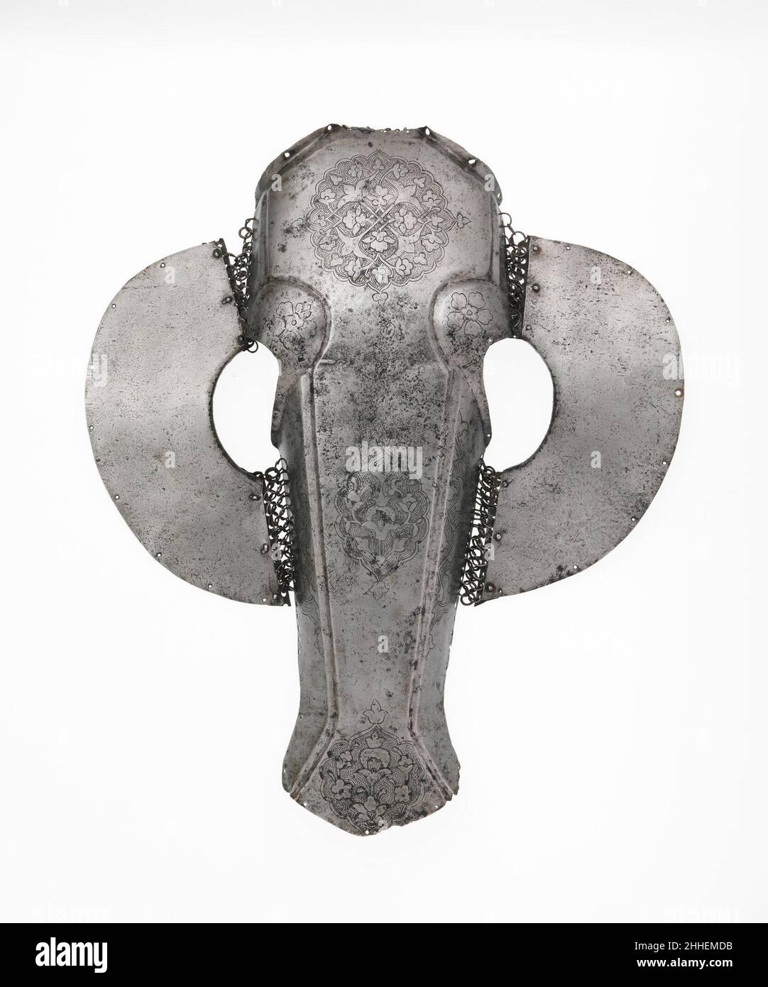 Rüstung für Mensch und Pferd umfassend ca. 1450–1550 Syrisch, iranisch und türkisch die Rüstung des Reiters und der Pferdebard, zusammengesetzt aus Elementen aus verschiedenen Quellen, werden hier assoziiert, um eine Darstellung der schweren Kavallerie zu liefern, wie sie häufig in persischen Miniaturen des fünfzehnten und sechzehnten Jahrhunderts dargestellt wird. Die Rüstungen sind von deutlich nahöstlichem Typ, bestehend aus kleinen Stahlplatten, die per Post verbunden sind. Obwohl die Platten ursprünglich spiegelblank poliert waren, waren die Rüstungen für Mann und Pferd häufig mit bunten Textilien bedeckt.unter den dazugehörigen Stücken befand sich der ext Stockfoto