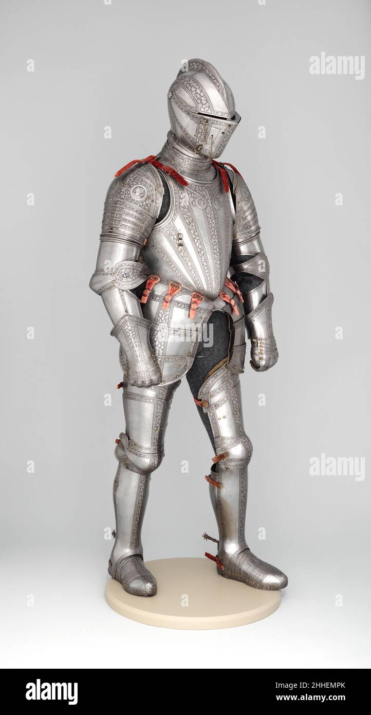 Rüstung für Feld und Neigung ca. 1550–75 Italienisch Diese Rüstung stammt aus der Waffenkammer der Familie Dos Aguas in Valencia, Spanien. Die Garnitur ist ungewöhnlich groß und enthält Stücke für den Einsatz im Kampf und für die Neigung in der italienischen und deutschen Mode. Der Tilt war ein Turnier, das auf dem Pferderücken zwischen zwei Gegnern ausgetragen wurde, die mit Lanzen bewaffnet und durch eine längs abtrennte Barriere getrennt waren.die Rüstung ist mit einem Helm und einer Armstütze (Armverteidigung) für das Turnier ausgestattet. Die Puffe (Kinnabwehr), zweite Brustplatte (gem 27.159.2), und Verteiler (verstärkter linker Stulpen) (27.159.6) woul Stockfoto