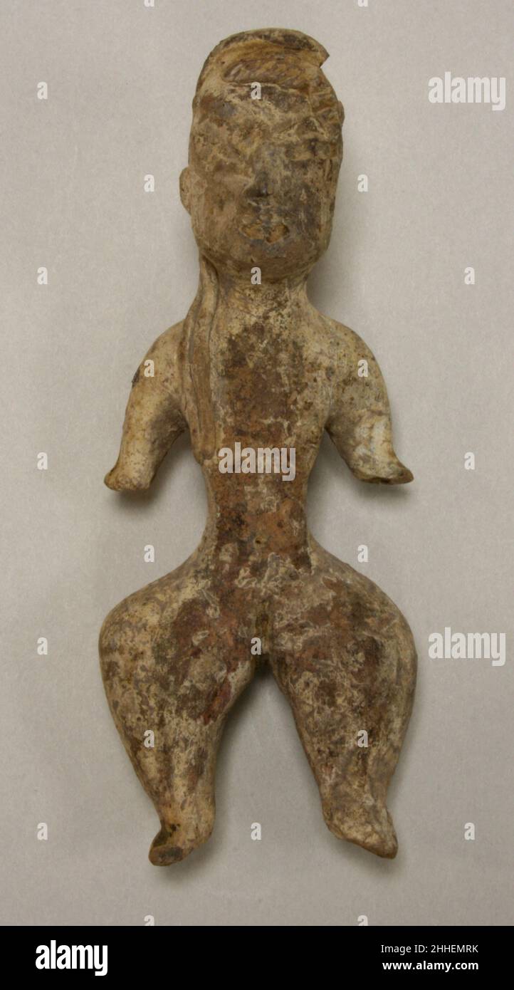 Weibliche Figur 12th–9th Jahrhundert v. Chr. Tlatilco Diese solide, handmodellierte Keramikfigur besteht aus tanningrauem Ton und kann Spuren eines roten Pigments aufweisen. Die Figur, die einen Pferdeschwanz über ihre rechte Schulter drapiert trägt, hat mandelförmige Augen, verkürzte Arme, breite Hüften und eine schmale Taille. Der Rücken ist anatomisch undifferenziert und kein Gesäß wird angezeigt.Diese Figur, die vor etwa drei Jahrtausenden im Tal von Mexiko geformt wurde, gehört zu einer Gruppe von Keramikfiguren, die gemeinsam als die Tlatilco "Pretty Ladies" bekannt sind. Zeigt Weibchen mit großen Köpfen, kleinen Taillen und hervorstehenden Hüften, t Stockfoto