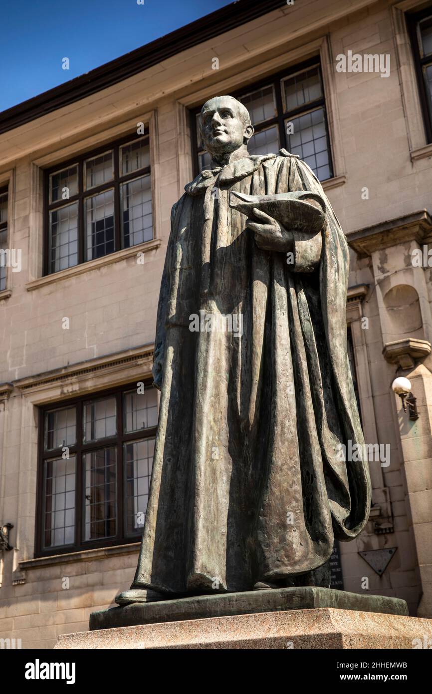 Großbritannien, Wales, Merthyr Tydfil, High Street, Statue des Pressebarons, Viscount Kemsley, James Gomer Berry, Inhaber der Zeitung Sunday Times Stockfoto