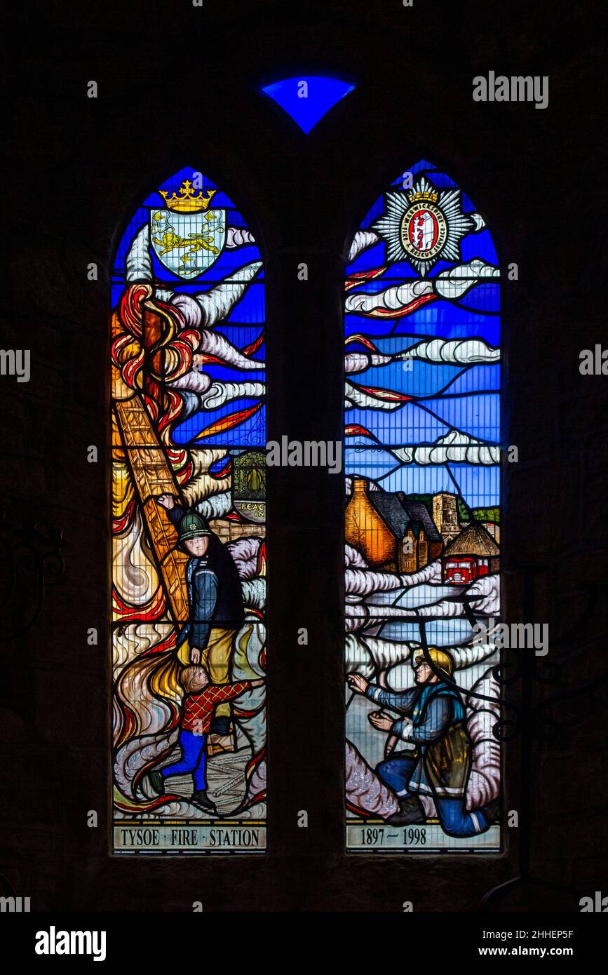 Großbritannien, England, Warwickshire, Tysoe, Himmelfahrt der seligen Jungfrau Maria, Kirche C of E, Gedenkstätte zur hundertjährigen Feuerwache, Buntglasfenster Stockfoto