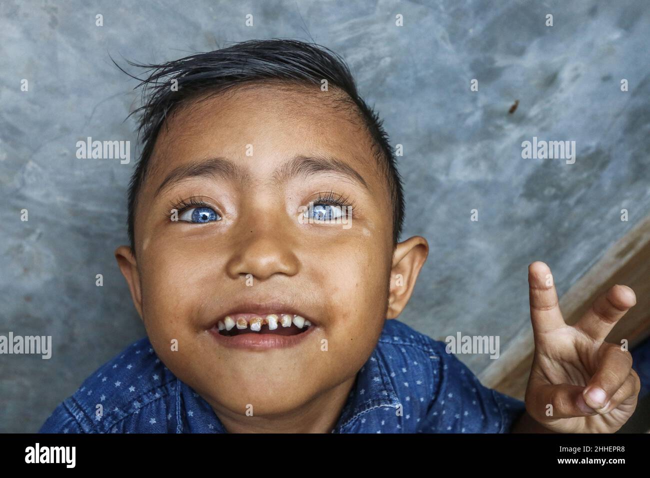 Ein 4-jähriges Baby ist mit hellblauen Augäpfeln begabt. Neben blauen Augen hat er auch eine Vision des sechsten Sinnes Stockfoto