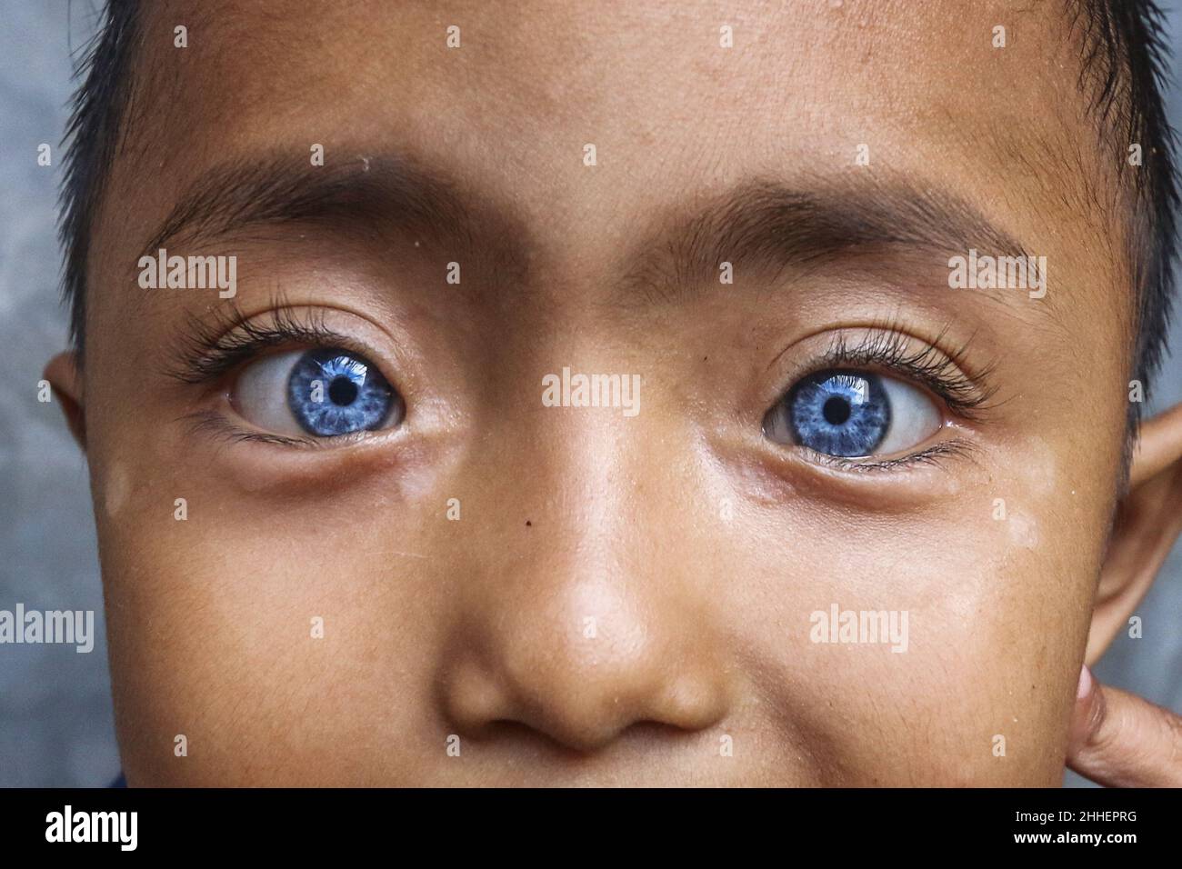 Ein 4-jähriges Baby ist mit hellblauen Augäpfeln begabt. Neben blauen Augen hat er auch eine Vision des sechsten Sinnes Stockfoto