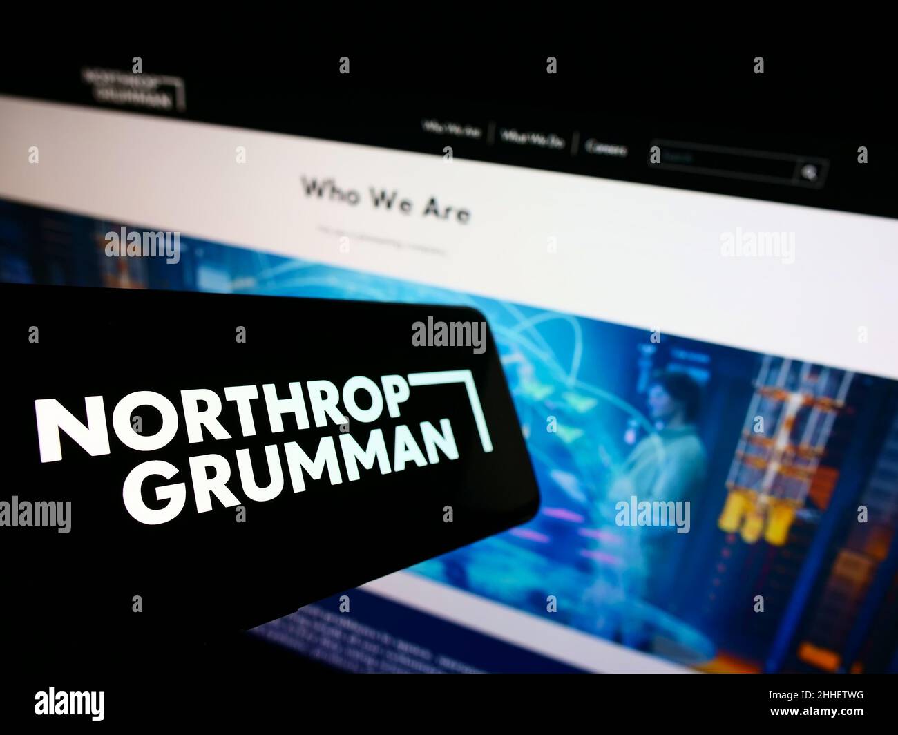 Handy mit Logo des US-Verteidigungsunternehmens Northrop Grumman Corporation auf dem Bildschirm vor der Website. Konzentrieren Sie sich auf die Mitte links des Telefondisplays. Stockfoto