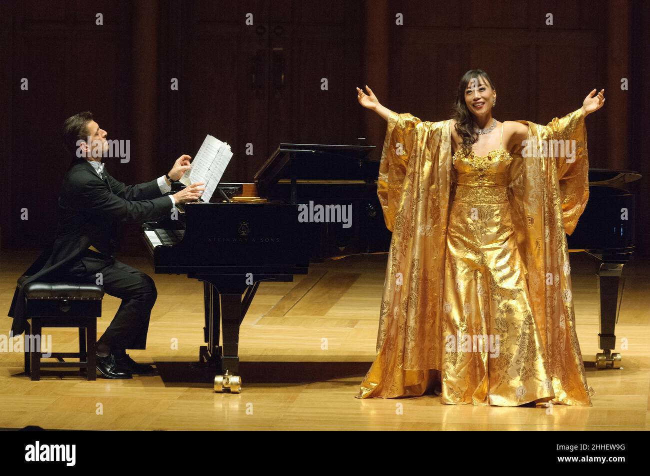 Sumi Jo, südkoreanische Koloratursopranistin, begleitet vom Pianisten Vincenzo Scalera, der Italienisch-Amerikanerin, tritt in der Cadogan Hall, Sloane Terrace, London, Großbritannien, auf. 14 Dez 2006 Stockfoto