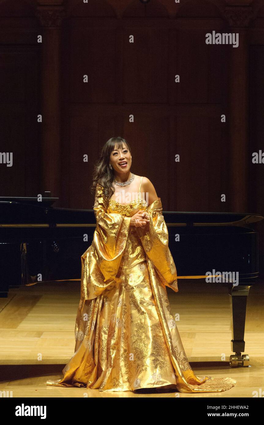 Sumi Jo, südkoreanische Koloratursopranistin, begleitet vom Pianisten Vincenzo Scalera, der Italienisch-Amerikanerin, tritt in der Cadogan Hall, Sloane Terrace, London, Großbritannien, auf. 14 Dez 2006 Stockfoto