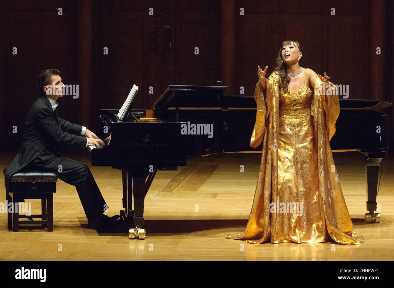 Sumi Jo, südkoreanische Koloratursopranistin, begleitet vom Pianisten Vincenzo Scalera, der Italienisch-Amerikanerin, tritt in der Cadogan Hall, Sloane Terrace, London, Großbritannien, auf. 14 Dez 2006 Stockfoto