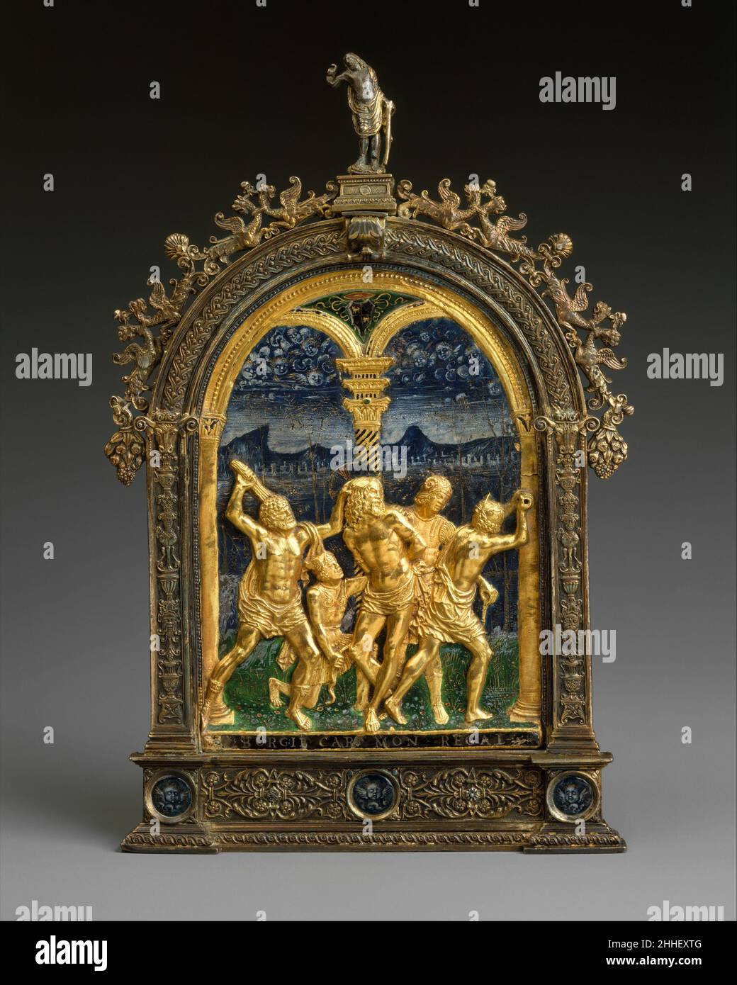 Die Geißelung Christi ca. 1492–1503 Italienisch, Mailand die Inschrift am Sockel des Reliefs bezieht sich auf Giovanni Borgia (1446-1503), Bischof von Monreale, der 1492 von seinem Onkel Papst Alexander VI. Zum Kardinal kreiert wurde, und die Identifizierung wird durch das Wappen bestätigt, das auf dem Spandrel zwischen den beiden Bögen gemalt ist. Die hohe Qualität der Goldschmiedearbeit hat dazu geführt, dass dieser Pax Caradosso Foppa (ca. 1452-ca. L 1526, S. Die Endfigur und die emaillierten Rundel auf der Basis sind spätere Ergänzungen. Die Flagellation Christi 193649 Stockfoto