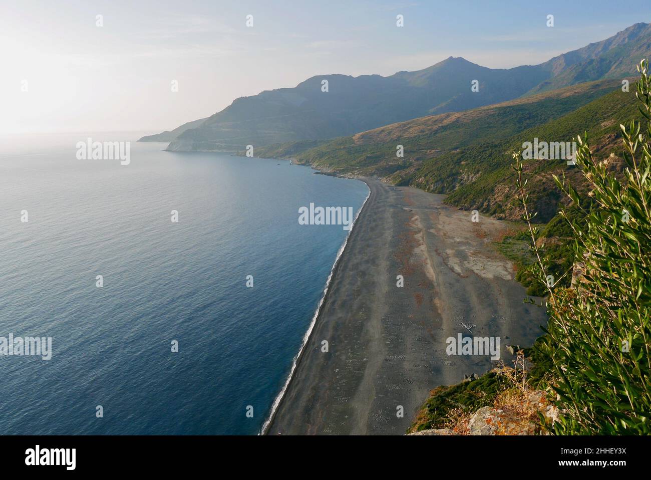 Panoramablick auf den schwarzen Kiesstrand in Nonza, Korsika, Frankreich. Stockfoto