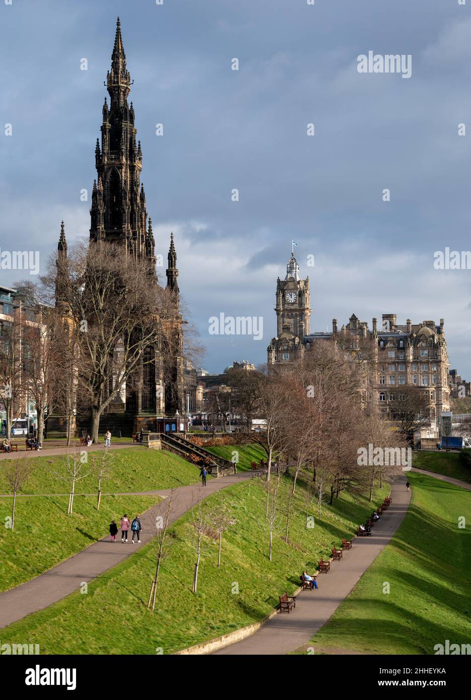 Princess Garden Street, Edinburgh, Schottland, UK Wetter, 24th. Januar 2022. Ein herrlicher Morgen im Scott Monument, Edinburgh, während der Rest Großbritanniens von einer Wolkendecke bedeckt ist. Quelle: Tom McAtee/Alamy Live News Stockfoto