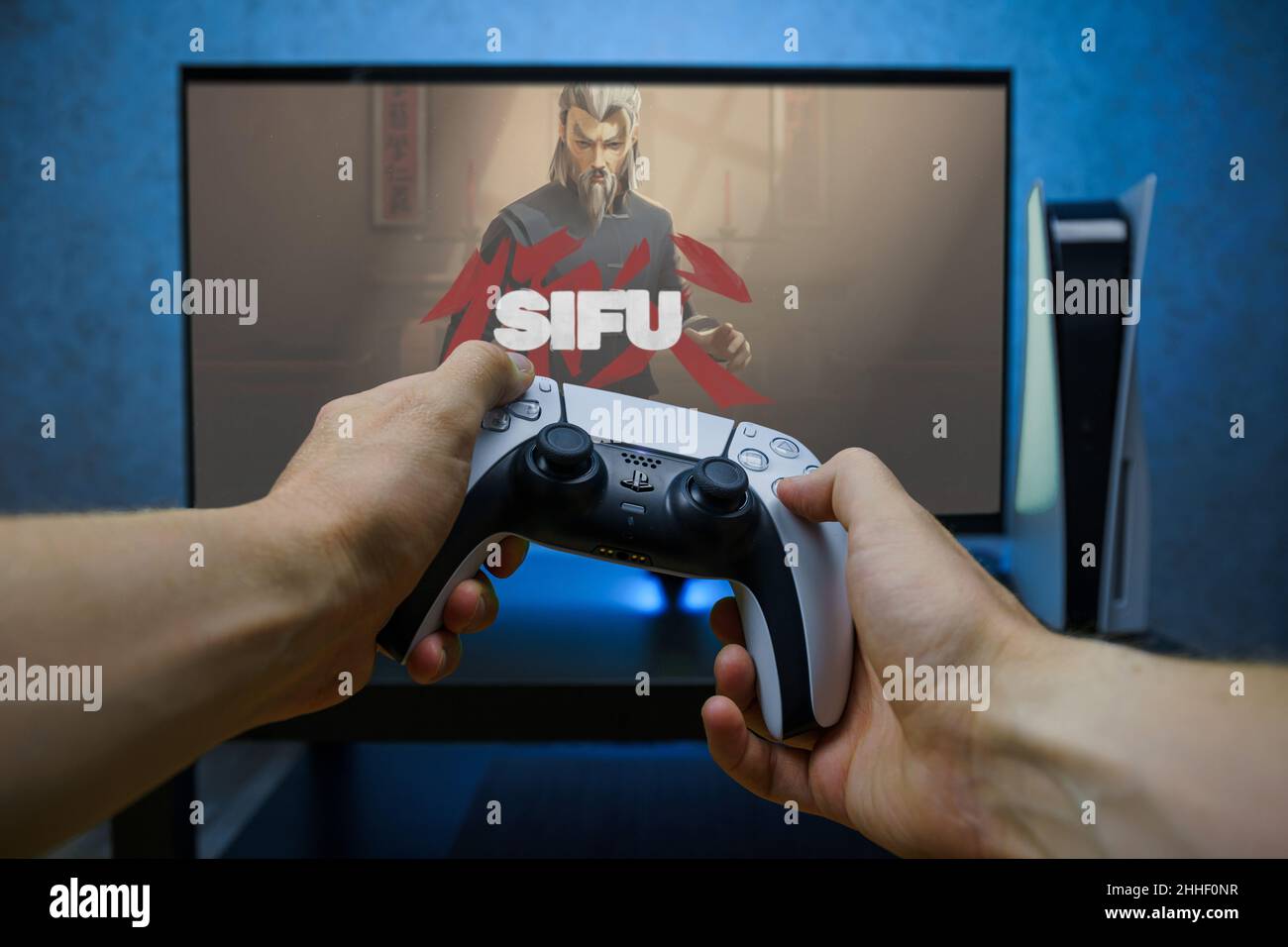 SIFU Videospiel. Blickwinkel des Spielens von Videospielen mit der PlayStation 5-Konsole. Stockfoto