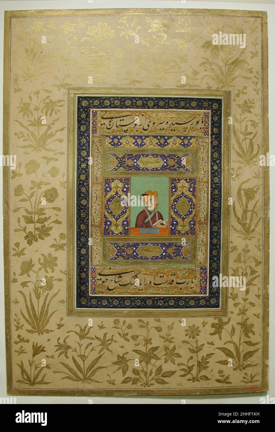 Porträt von Kaiser Jahangir Ca. 1615–20 Jahangir war ein anspruchsvoller Mäzen, der eng mit den Künstlern in seinem Dienst zusammenarbeitete. Der Stil der Portraits, die während seiner Regierungszeit entstanden, änderte sich dramatisch mit dem Zustrom europäischer Drucke nach Indien. Er ließ viele dieser Drucke so genau kopieren, dass die Besucher, die sie mitgebracht hatten, die Originale nicht unterscheiden konnten, und diese Genauigkeitsfreude spiegelt sich in dem Gemälde hier wider. Dieses Porträt ist ein einfaches Abbild und unterscheidet sich im Ton sehr von den allegorischen Porträts von Kaisern, die ebenfalls beliebt waren. Kein Putti kündet den Kaiser aus dem h Stockfoto