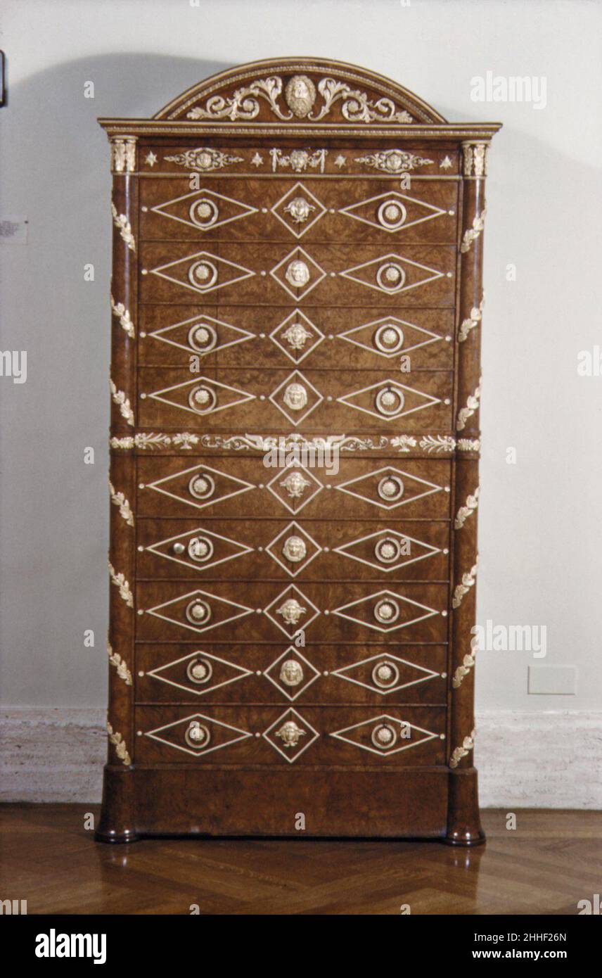 Sekretär Ca. 1804–09 Französisch Obwohl die Griffe und Halterungen so angeordnet sind, dass sie die Illusion einer Kommode vermitteln, ist der obere Teil eine Fallfront, die ein Schreibfach verbirgt. Der Überlieferung nach wurde dieser Sekretär von Napoleon Maréchal Lannes, duc de Montebello (1769–1809), überreicht. Sekretär 195017 Stockfoto
