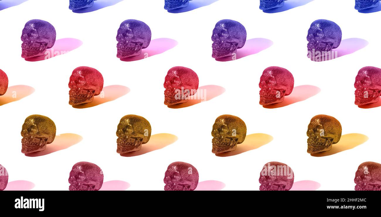 Nahtloses Muster mit bunten Totenköpfen auf weißem Hintergrund. Es kann für Geschenkpapier, Stoff, Stoff oder Webdesign verwendet werden. Stockfoto