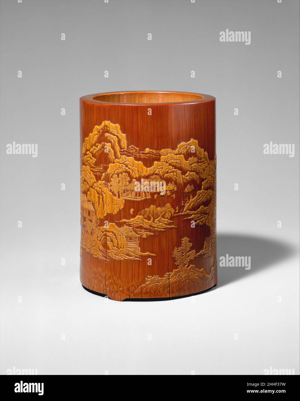 Bürstenhalter mit „Ode an den Pavillon des betrunkenen alten Mannes“ Anfang des 17th. Jahrhunderts Zhang Xihuang Chinesisch Eine Tour de Force der Schnitzkunst, das Design auf diesem Bürstenhalter ist aus der helleren Haut des Bambus geschnitten, so dass es als Relief gegen die dunkleren steht, Faseriger Stiel. Das Thema ist ein Treffen, das 1007 von Ouyang Xiu (1072–1045) veranstaltet wurde. Ouyang komponierte später eine Ode, um an das Ereignis zu erinnern und sich selbst zu amüsieren, weil er sowohl der älteste als auch der am leichtesten betrunkene der Gäste war. Bürstenhalter mit „Ode zum Pavillon des berauschten alten Mannes“ 39625 Stockfoto