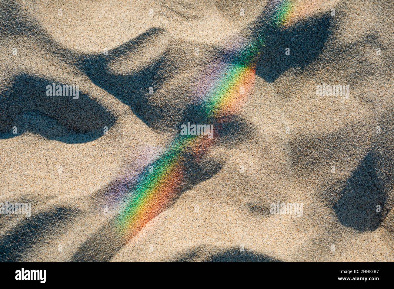 Regenbogeneffekt auf Sand, Nahaufnahme Stockfoto