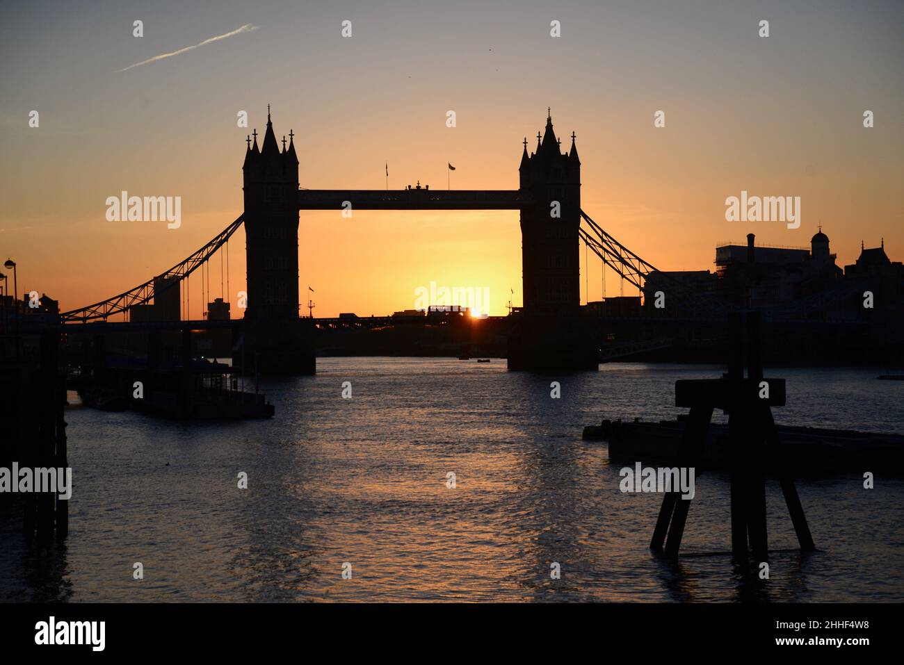 Sonnenaufgang über der Tower Bridge an der Themse, London, England Stockfoto