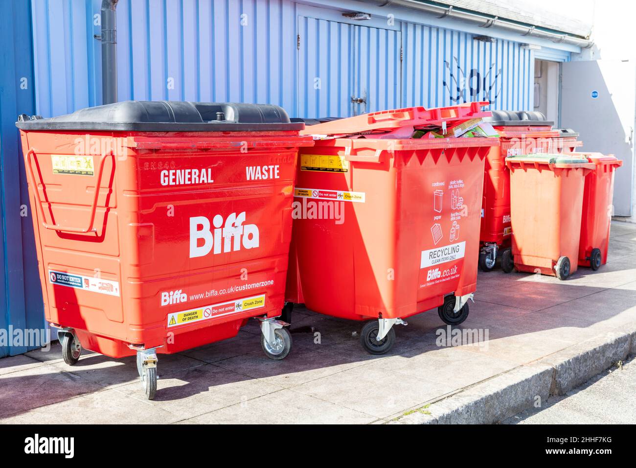 Biffa Abfallbehälter, Biffa Behälter, Biffa Behälter, Biffa Abfallbehälter, Abfallbehälter, Biffa, Biffa Recyclingbehälter, allgemeine Abfälle, Recycling, bin, Behälter, biffa Stockfoto