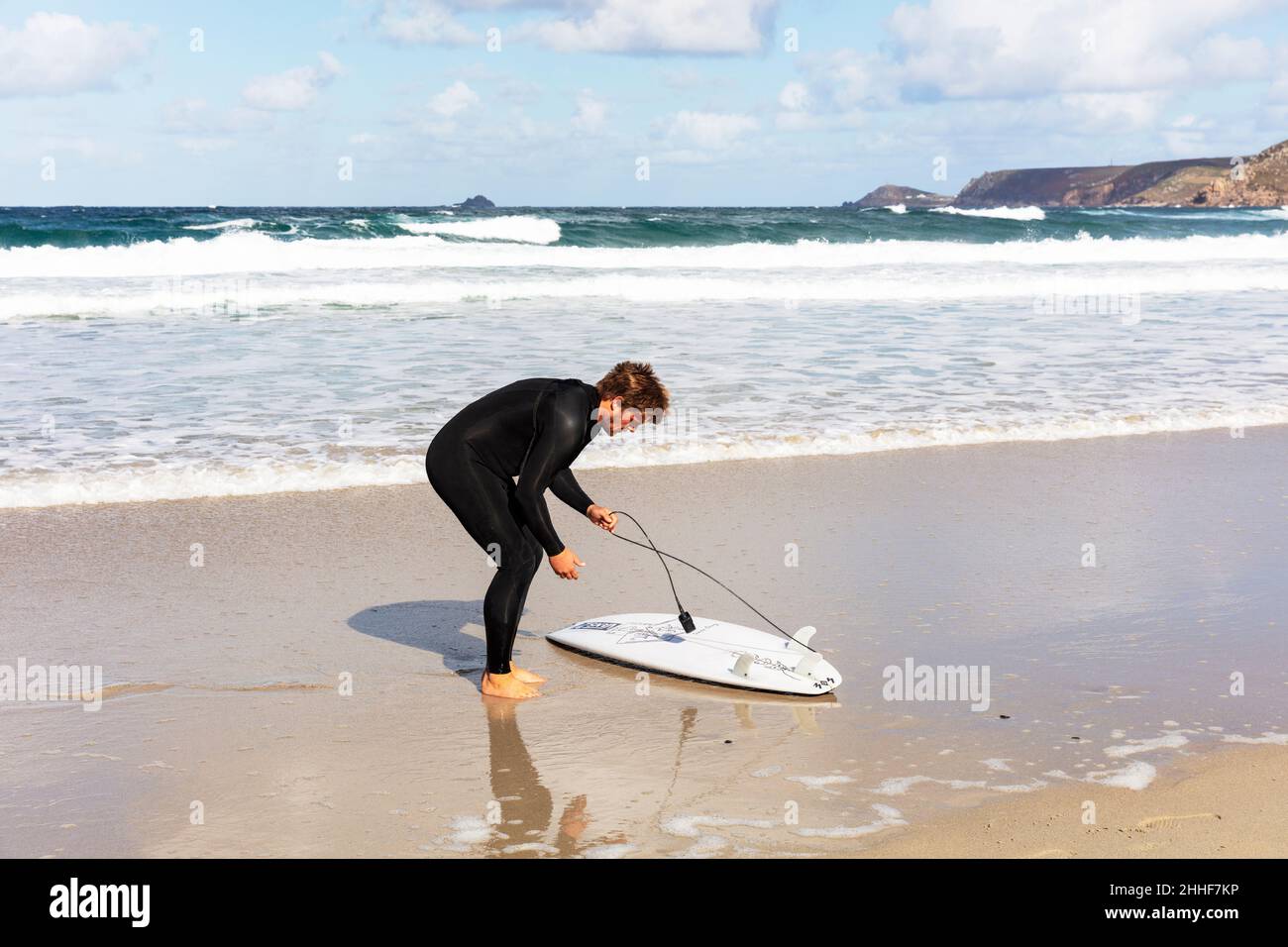 Surfer, Surfer und Surfbrett, Surfbrett, Hayle Beach, Cornwall, Großbritannien, England, Cornwall Surfer, Cornwall Surfboarding, Surfboarder, Surfboarder, Meer Stockfoto