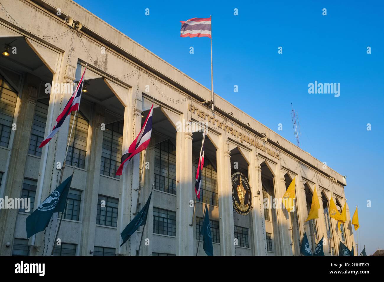 Das Gebäude der Bangkok Municipal Authority (BMA) oder des Bangkok City Hall, dem Herold der Stadt in der Mitte; Dinso Rd., Bangkok, Sao Ching-Cha, Thailand Stockfoto