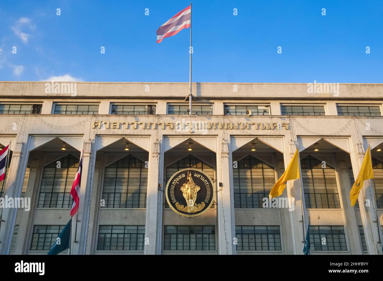 Das Gebäude der Bangkok Municipal Authority (BMA) oder des Bangkok City Hall, dem Herold der Stadt in der Mitte; Dinso Rd., Bangkok, Sao Ching-Cha, Thailand Stockfoto