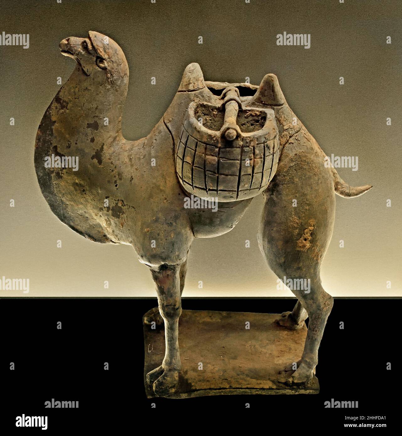 Kamel mit zwei Körben, Henan - Hebei Nord-oder Ost-Wei, erste Hälfte des 6th. Jahrhunderts Ad grau Steingut China, Chinesisch. Stockfoto
