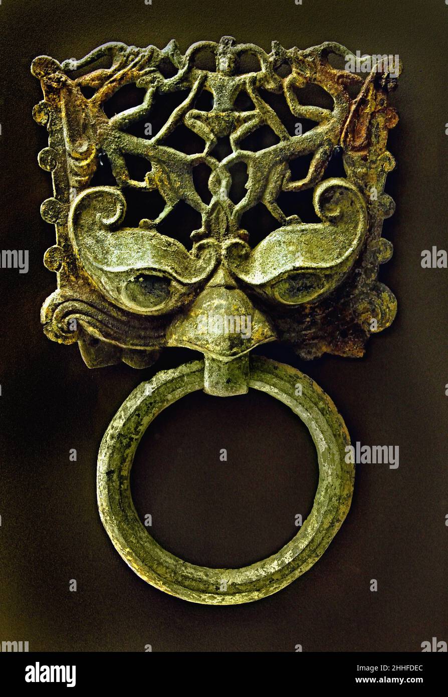Türklopfer in Form einer Maske Ningxia - Shaanxi, Northern Wei, 5th. Jahrhundert n. Chr. China, Chinesisch. Vergoldete und bemalte Bronze Stockfoto