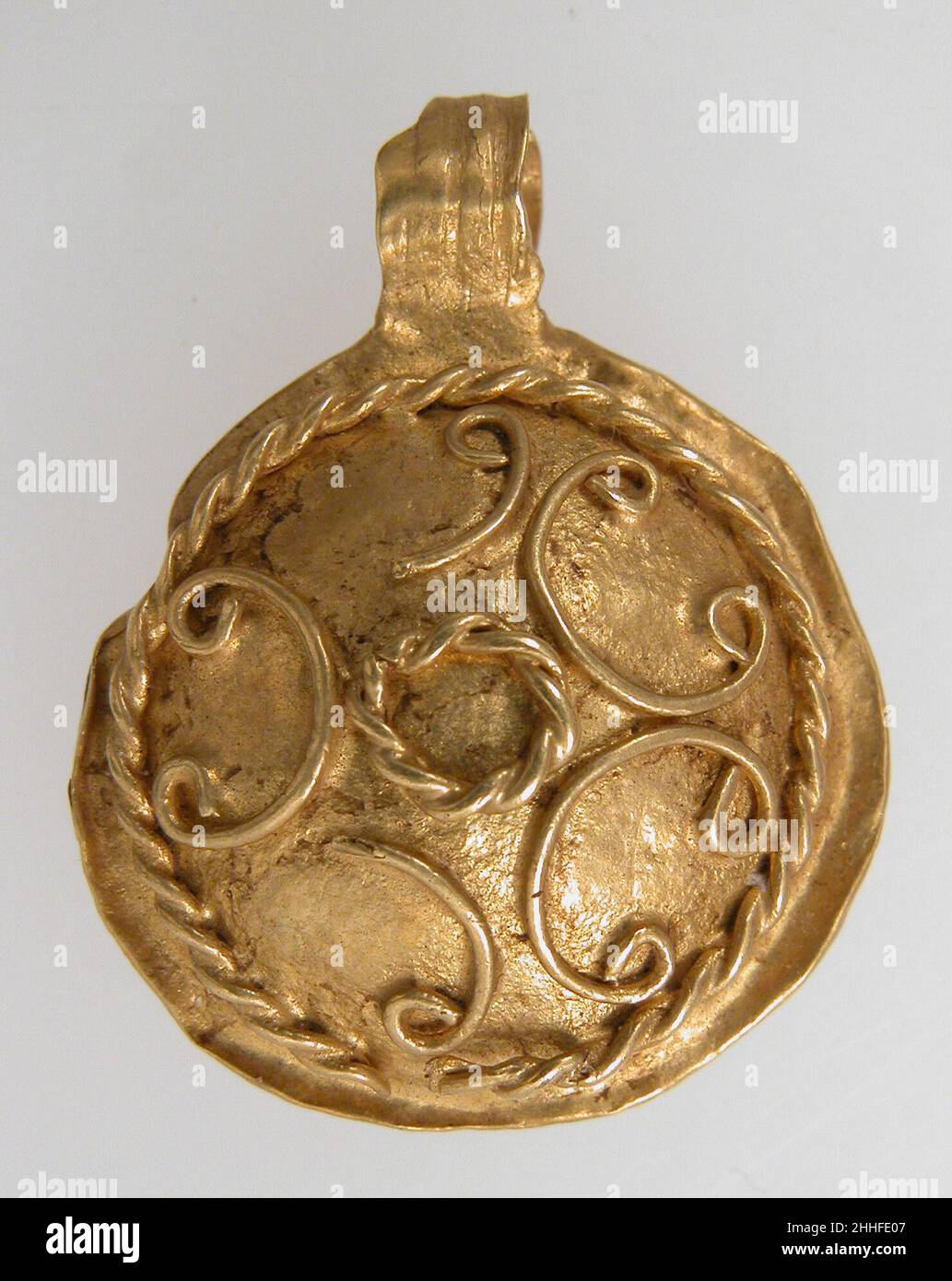 Anhänger 6th–7th Jahrhundert Langobardic. Anhänger 465010 Langobardic, Anhänger, 6th?7th Jahrhundert, Gold, insgesamt: 1 x 13/16 x 3/8 Zoll, 0,1oz. (2,6 x 2 x 0,9 cm, 4G). Das Metropolitan Museum of Art, New York. Schenkung von J. Pierpont Morgan, 1917 (17.191.30) Stockfoto