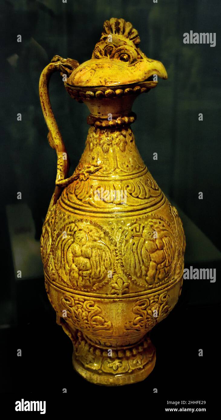 Kanne mit deckel in Phoenix-Form - Ewer mit Deckel und Griff aus gemustert, Anfang 7th. Jahrhundert n. Chr. Nordchina, Chinesisch. ( porcelaneous - Porzellan grün gelbe Glasur ) Stockfoto