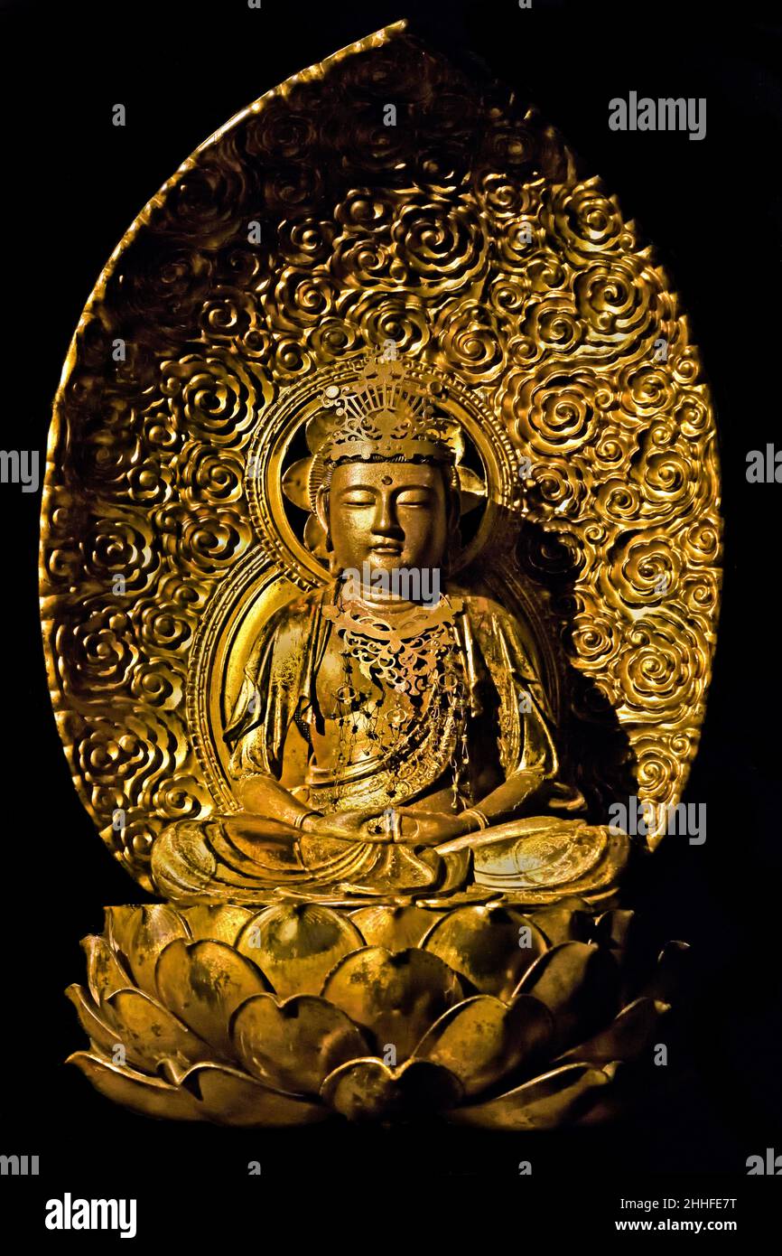 Guhari Amida Muromachi Periode 14th - 15th Jahrhundert Japan, Guhari in esoterischer Version von Amida Buddha, trägt eine Tiara auf seinem Kopf und wird durch Vajra, Symbol der Beleuchtung typisch für den tantrischen Buddhismus, gekennzeichnet. Stockfoto