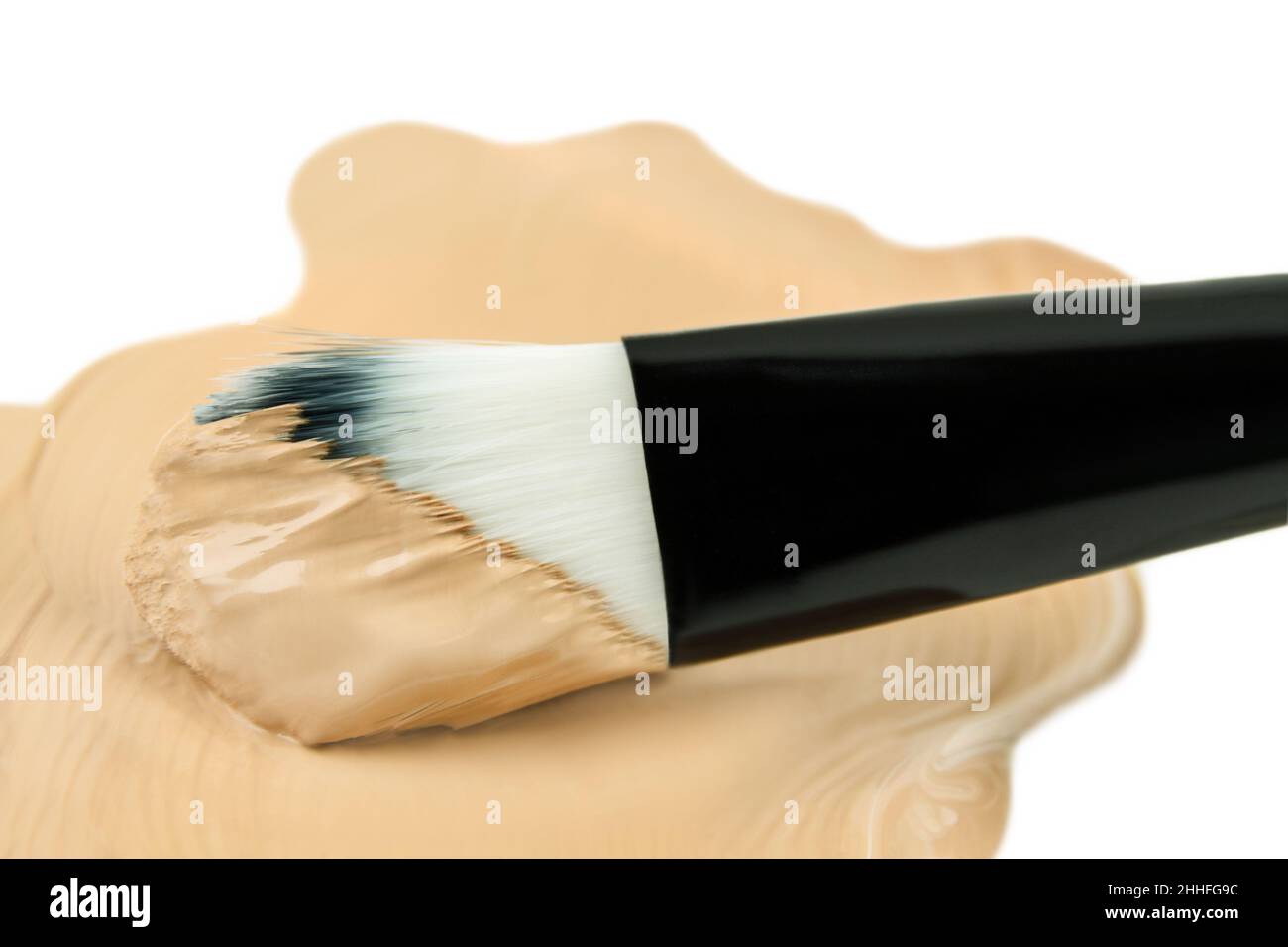 Schwarze Make-up-Bürste und Foundation isoliert vor weißem Hintergrund Nahaufnahme Stockfoto