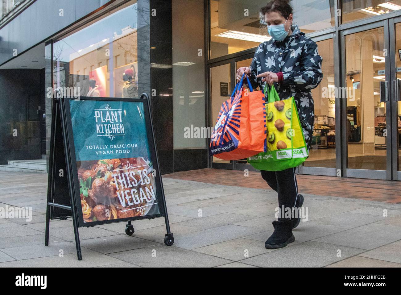 M&S Marks and Spencers Food Hall Ein Schild mit der Aufschrift „Plant Kitchen“ für vegane Lebensmittel. Geschäfte Shopper Shopping in Preston, Großbritannien Stockfoto