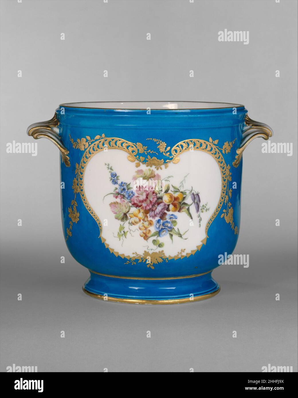 Flaschenkühler aus dem Dienst Louis XV (seau à bouteille) 1754 Vincennes Manufaktur Französisch eines der einflussreichsten und renommiertesten Porzellanabendessen, das im 18. Jahrhundert hergestellt wurde, war das erste, das von der französischen Vincennes-Fabrik für Louis XV (1710–1774), König von Frankreich, hergestellt wurde. Der 1751 in Auftrag gegebene Service, der sowohl Speisen als auch Dessertwaren umfassen sollte, war in seinem Umfang ausreichend umfangreich und schwierig zu produzieren, so dass er eine Lieferung in drei großen Raten über einen Zeitraum von drei Jahren erforderte, der 1753 begann.[1] weil es sich um den ersten Service von bedeutendem Massstab handelte Stockfoto