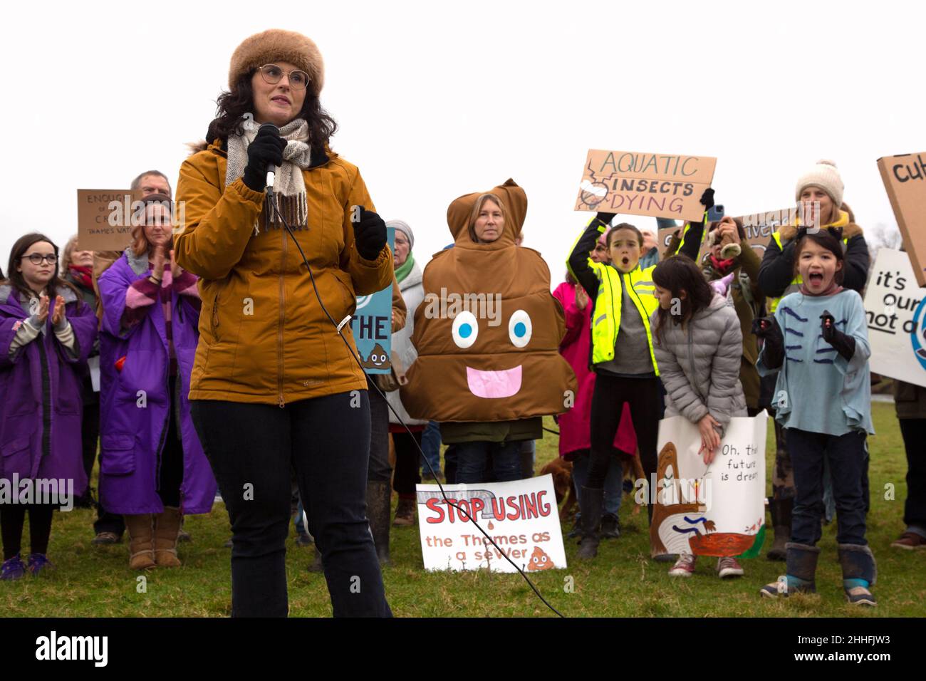 Laella Moran. Die liberaldemokratische Abgeordnete für Oxford West und Abingdon spricht bei der Protestaktion zur Verschüttung von Abwässern auf Port Meadow, Oxford, im Januar 2022 Stockfoto