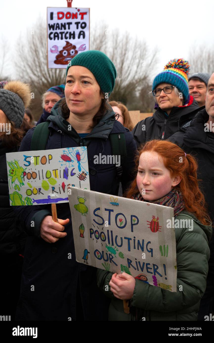 Hunderte von Menschen versammeln sich auf Port Meadow, Oxford, um gegen die Freisetzung von Abwasser in die Themse zu protestieren. Stockfoto