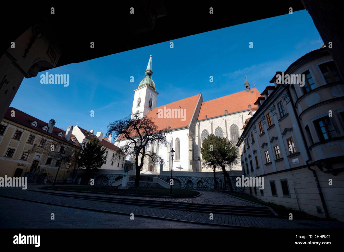 Bratislava, Slowakei. 19th Januar 2022. Blick auf die Kathedrale von St. Martin, St. Martin's Cathedral. Die gotische dreischiffige Kirche aus dem 15th. Jahrhundert gilt als Krönungskirche der ungarischen Könige. Quelle: Marijan Murat/dpa/Alamy Live News Stockfoto