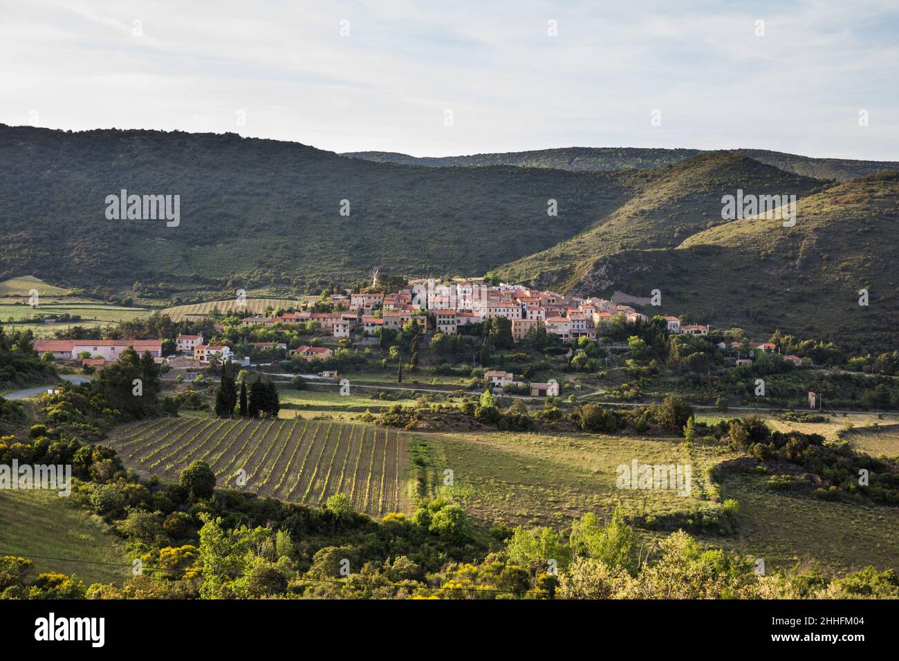 Das Dorf Cucugnan und seine Windmühle und Walzlandschaft in der Region Corbières Frankreich Stockfoto