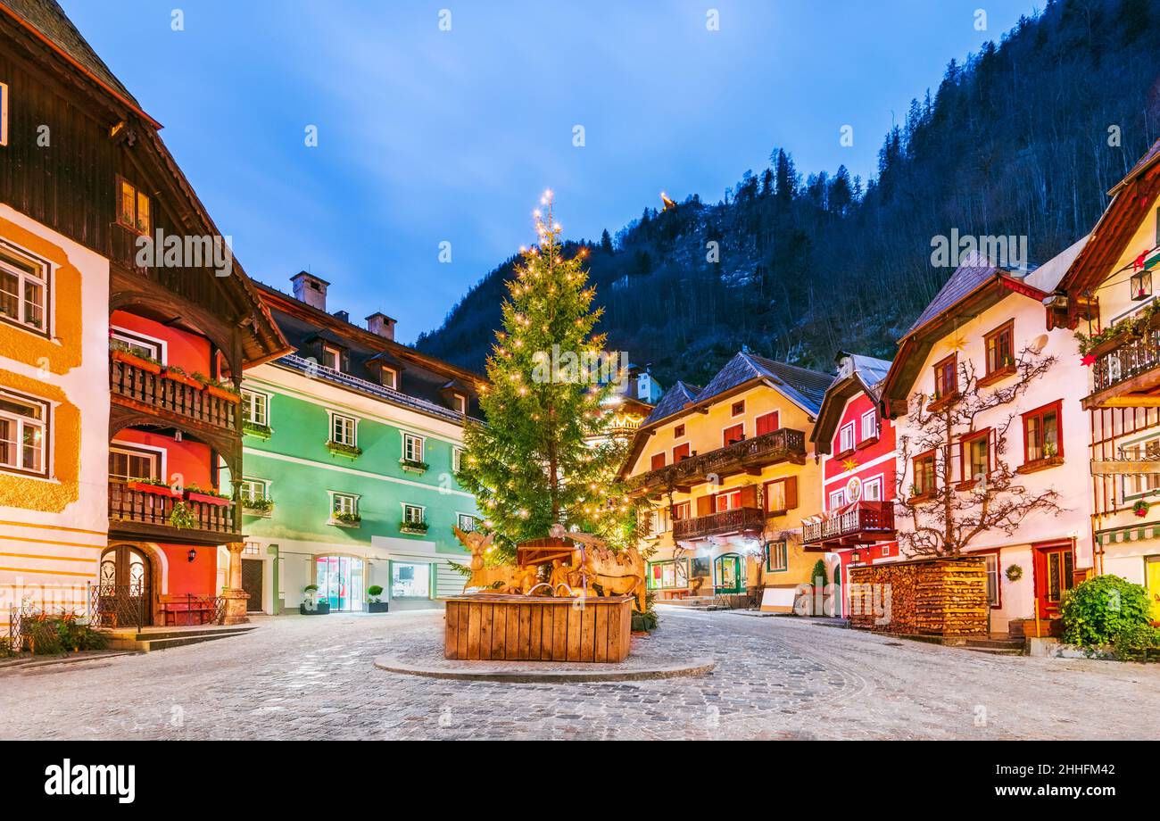 Hallstatt, Österreich - Weihnachtsbaum im Hallstatt Zentrum, weltberühmtes Wahrzeichen in Oberösterreich, österreichische Alpen. Stockfoto