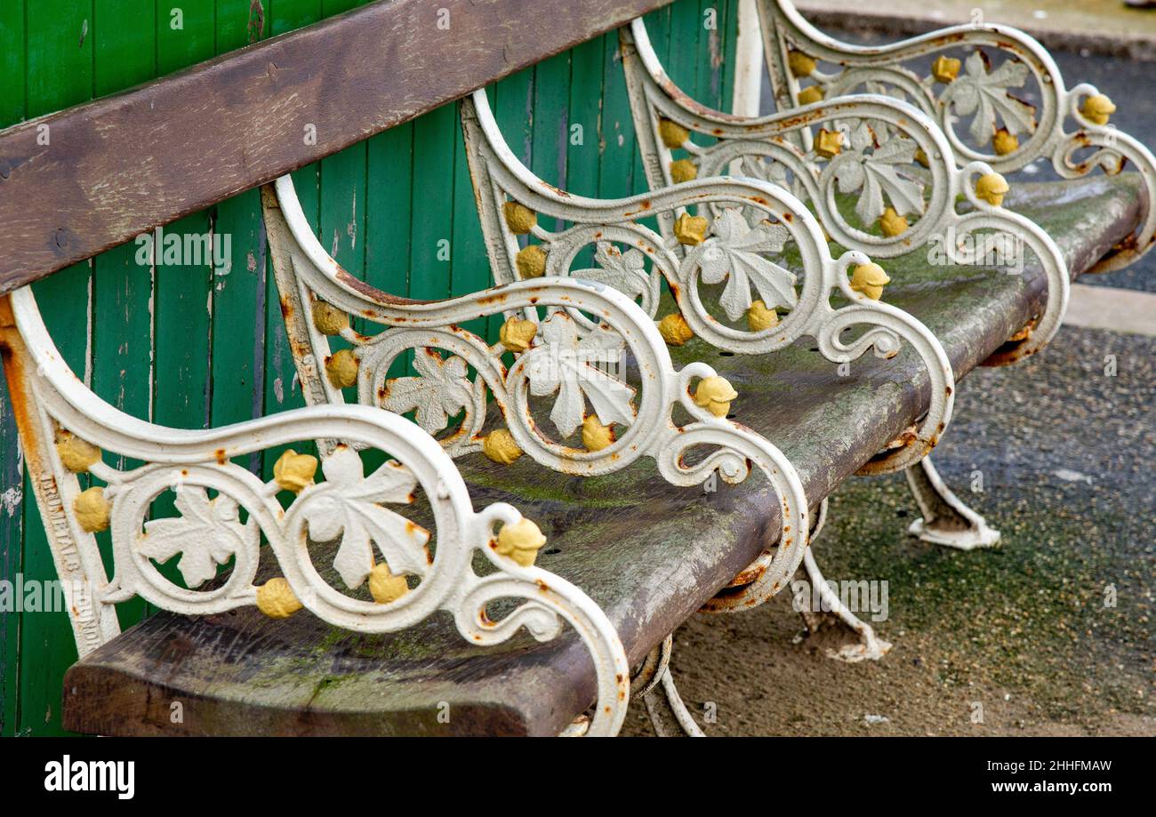 Sitz aus Gusseisen in einem der Küstenschutzanlagen, North Shore, Blackpool, Lancashire, Großbritannien Stockfoto