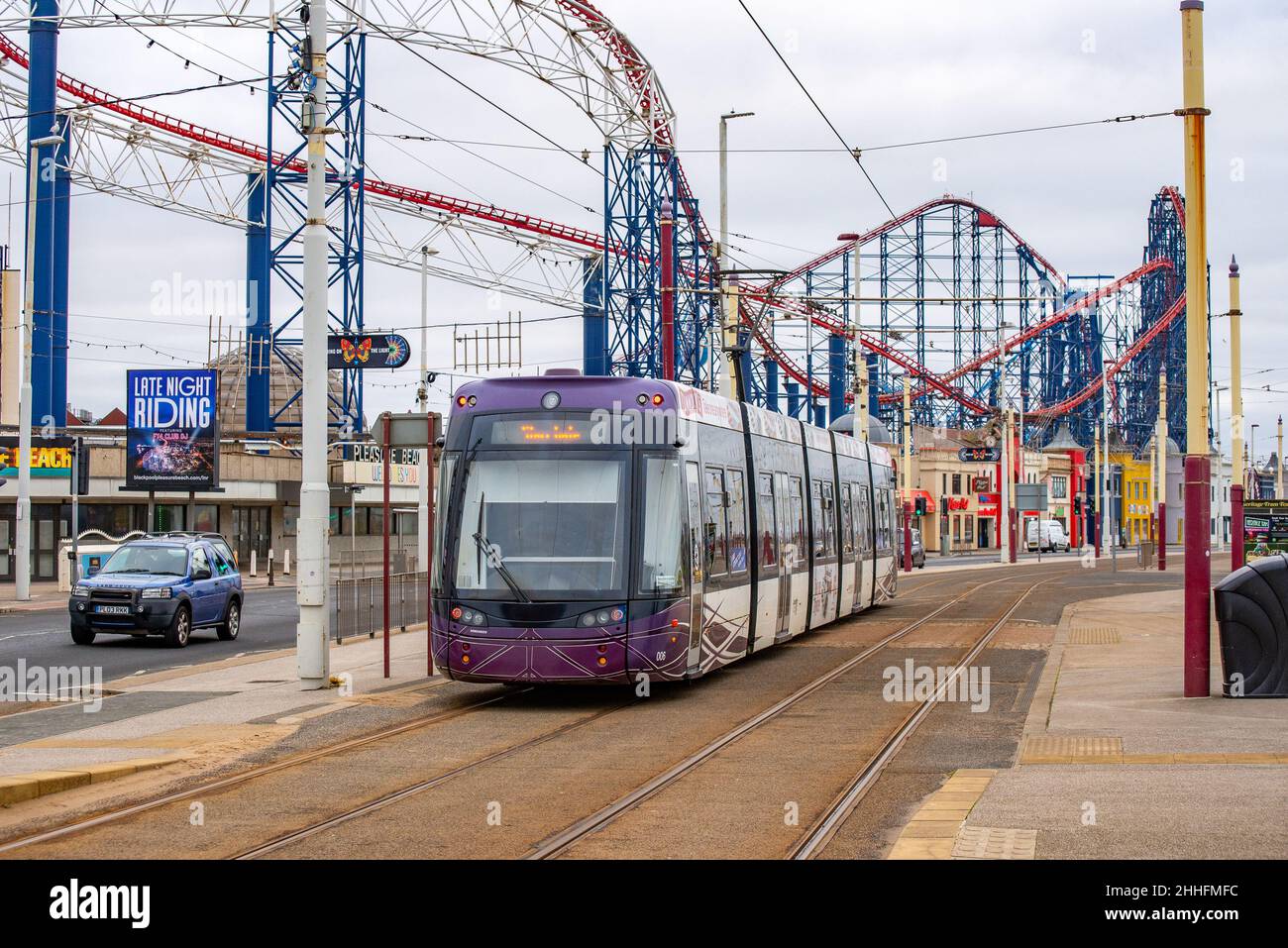 Eine Straßenbahn, die am Pleasure Beach, Blackpool, Lancashire, Großbritannien, vorbeifährt Stockfoto