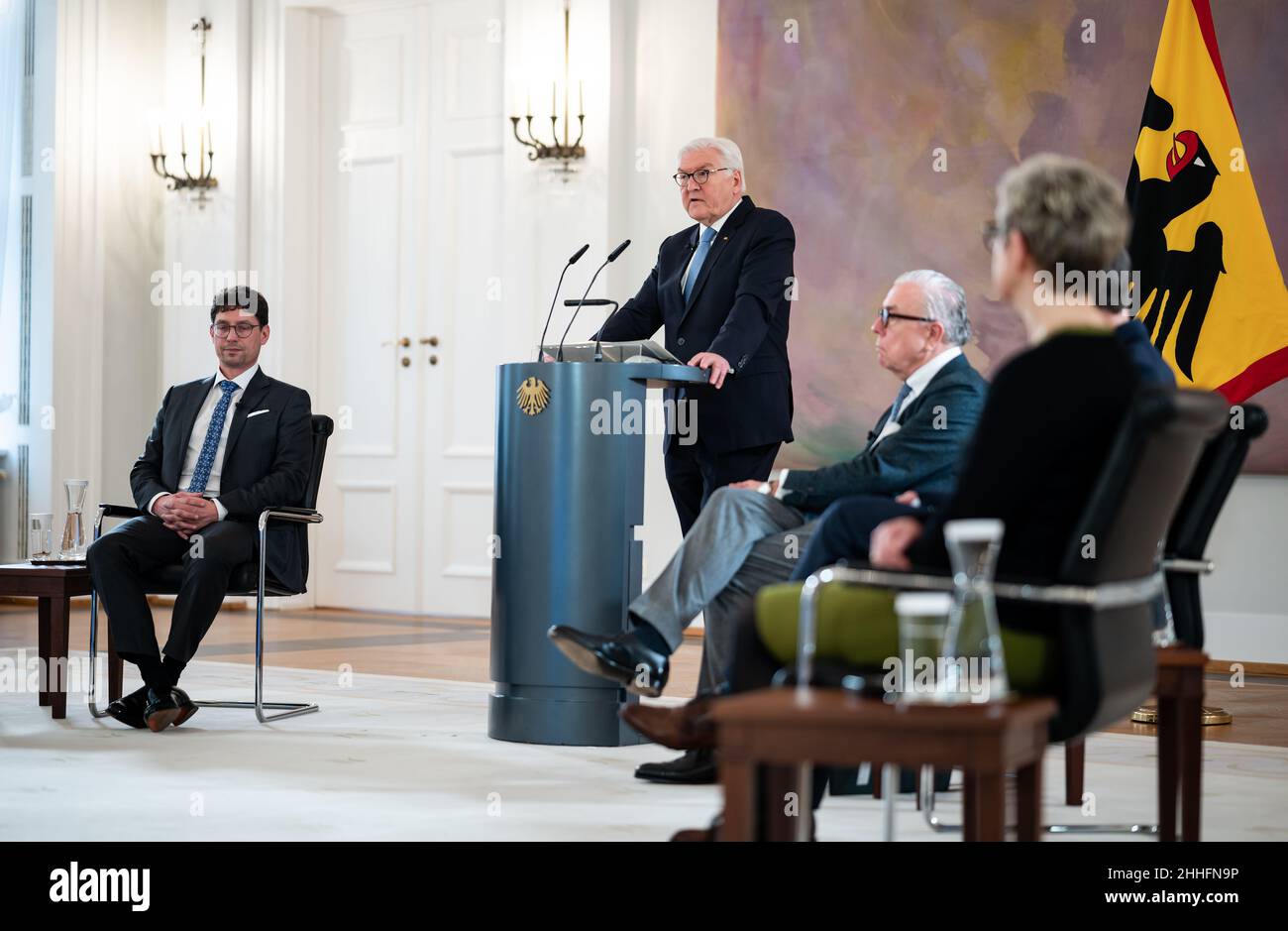 Berlin, Deutschland. 24th Januar 2022. Bundespräsident Frank-Walter Steinmeier (M) spricht im Schloss Bellevue zu Beginn einer Diskussionsrunde mit Gästen aus Medizin, Kommunalpolitik, Polizei und Zivilgesellschaft, André Neumann (l-r), Oberbürgermeister von Altenburg, Klaus Reinhardt, Präsident der Bundesärztekammer, Christian Tiede, evangelischer Pfarrer in Bautzen, und Annette Knaup, leitende medizinische Fachangestellte in Paderborn, über das Thema ·Hass und Gewalt in Zeiten der Pandemie · Erfahrungen und Reaktionen·. Quelle: Bernd von Jutrczenka/dpa/Alamy Live News Stockfoto