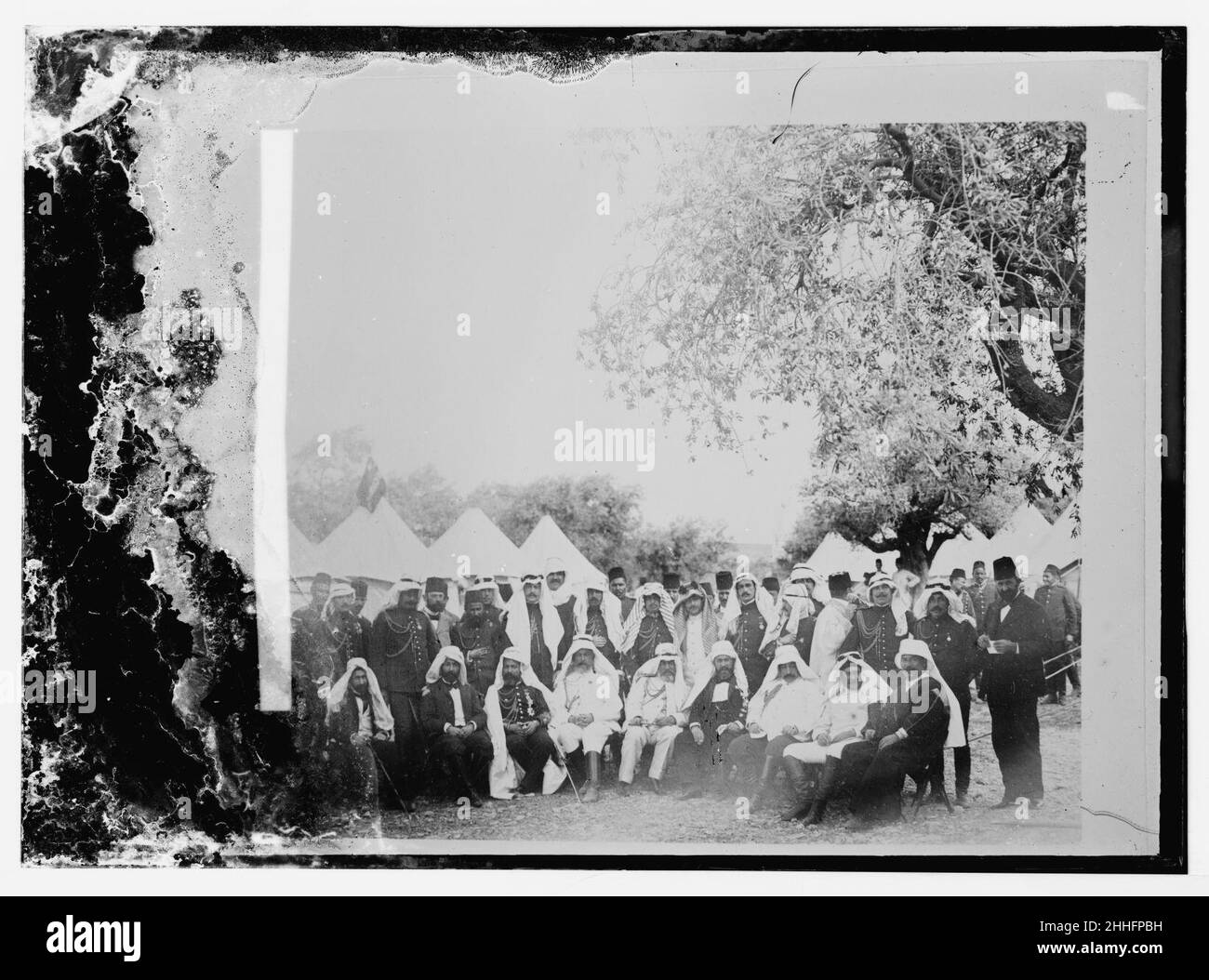 Besuch in Jerusalem von Wilhelm II. von Deutschland im Jahr 1898. Gruppe von Türken und Arabern vor den Zelten. Stockfoto