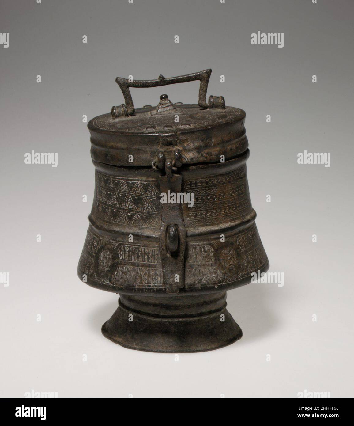 Container (Kuduo) 18th–19th Jahrhundert Akan-Völker, Asante kunstvolle, gegossene Messinggefäße, die als Kuduo bekannt sind, waren die Besitztümer von Königen und Höflingen in den Akan-Königreichen. Goldstaub und Nuggets wurden in Kuduo aufbewahrt, ebenso wie andere Gegenstände von persönlichem Wert und Bedeutung. Als Behälter für die kra ihrer Besitzer oder Lebenskraft waren sie herausragende Merkmale von Zeremonien, die dazu bestimmt waren, diese Person zu ehren und zu schützen. Zum Zeitpunkt seines Todes wurde das Kuduo einer Person mit Gold und anderen Opfergaben gefüllt und in eine Zusammenstellung von Gegenständen aufgenommen, die an der Grabstätte zurückgelassen wurden.die ausgeklügelte Form und die komplexe Ikonographie von dieser Stockfoto